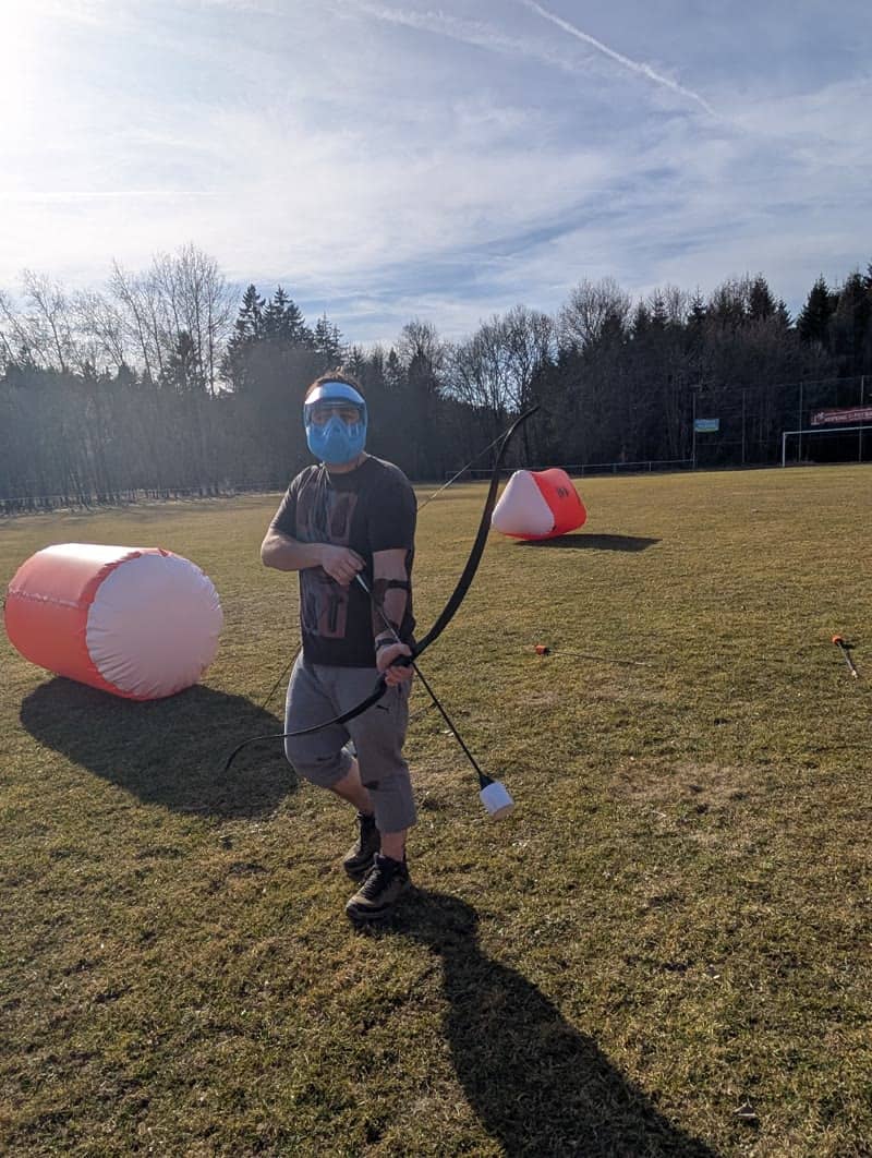 Hráč Lukové bitvy s lukem a maskou