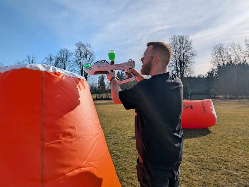 Hráč míří gel blasterem zblízka