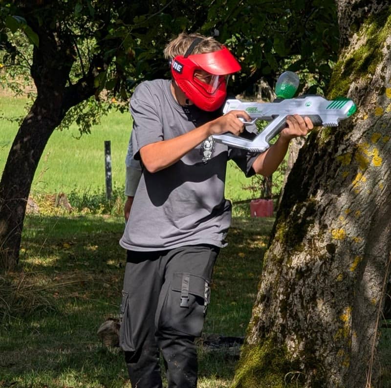 Gelová bitva hráč v přírodě